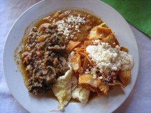 Arriba! O dia começa quente no México com carne, chilaquiles (também conhecidos por lá como "cura ressaca"), nachos, queijo e feijão (Foto: Divulgação)