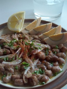 Até o nome é bonito: Ful Medames. Ui! É um dos pratos mais tradicionais dos egípicos, feito com favas, grão-de-bico, alho, limão, ovos, azeite e iguarias típicas da região (Foto: licença Wikimedia Commons)