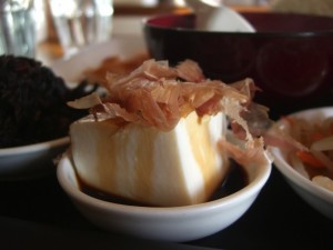 Conhecidos pela culinária saudável, os japoneses se deliciam nos cafés da manhã com tofu com peixe e arroz embebido em molho de soja. Bom, hein? (Foto: Divulgação)