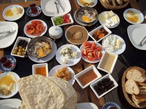 Tomates, pepinos, azeitonas, ovos, queijos, carne temperada... Não, não é meu jantar. É o desjejum dos turcos (Foto: licença Wikimedia Commons)