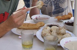 Acordar com carne de cordeiro cozida com gordura e farinha no prato é para poucos! E na Mongólia, esse banquete é para muitos (Foto: Divulgação)