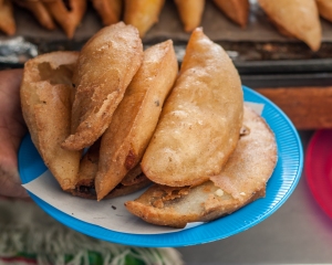 Dentre outras iguarias, as empanadas não podem faltar de jeito nenhum em um bom café da manhã venezuelano. Elas podem levar recheios de queijo fresco, carne moída ou combinações variadas de legumes e feijão. (Foto: licença Wikimedia Commons)
