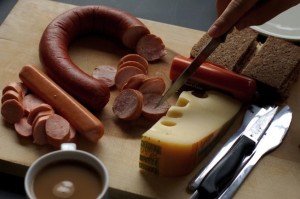 Os alemães curtem (muito!) pães, torradas, ovos cozidos, cereais e os tradicionais embutidos (salsichas e cia.) pelos quais eles levam a fama do país ao mundo (Foto: Divulgação)