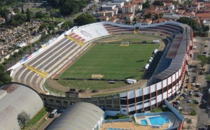 O estádio do XV de Piracicaba, conhecido por seus fanáticos torcedores como "Barãobonera", faz parte de um complexo esportivo municipal e está localizado ao lado do Cemitério da Saudade (à esquerda na foto), onde está enterrado o corpo do primeiro presidente civil do Brasil, Prudente de Moraes (Foto: Selam/Divulgação)