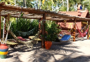 No Bora Bora, há muitas redes e espreguiçadeiras para os clientes relaxarem (ainda mais!) após as refeições (Foto: Bora Bora/Divulgação)
