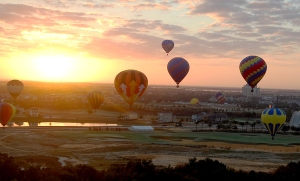 O passeio de balão é tranquilo como deve ser; já as sensações de paz e liberdade superam qualquer expectativa enquanto o céu é o limite (Foto: Divulgação/Experience Kissimmee)