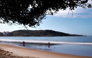 A Praia do Morro, em Guarapari, é um dos destinos mais visitados pelos milhares de turistas que passam pela cidade na alta temporada (Foto: licença Wikimedia Commons)