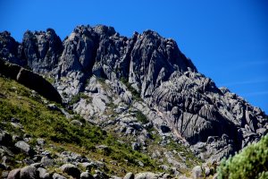 Os amantes do montanhismo que conhecem o Pico das Agulhas Negras nunca mais deixam de voltar ao local (Foto: Wikimedia Commons)