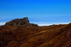 No Pico das Prateleiras, há a opção de ficar na base e apreciar uma bela vista do local ou o visitante pode subir até o cume e se apaixonar ainda mais pelas belezas naturais que o parque exibe sem pudor (Foto: Wikimedia Commons)