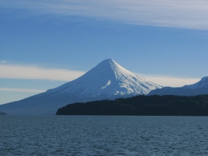 O inativo vulcão Osorno é ponto obrigatório de visitação para quem navega pelas águas verdes-esmeralda do Lago de Todos os Santos (Foto: Cruce Andino)