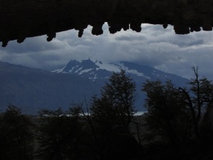 As cavernas despertam o fascínio dos visitantes interessados em conhecer a história do sítio arqueológico de Cerro Benitez (Foto: Eduardo Oliveira)