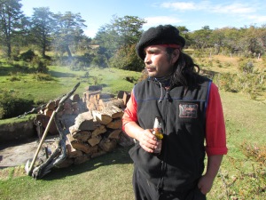 No detalhe, Luis, o chileno que se inspira nos ensinamentos dos pampas para aproveitar a vida de forma frugal (Foto: Eduardo Oliveira)