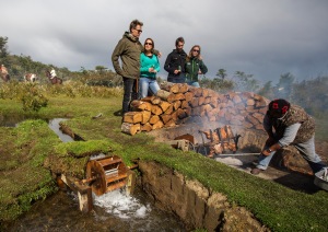 O famoso asado a la hueca (leia-se: cordeiro no rolete) é feito com muito capricho nos campos da Patagônia (Foto: NOI Índigo)