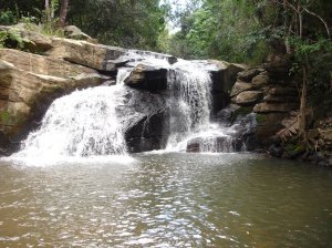 Relaxantes rios e cachoeiras fazem parte do espetáculo natural que a região apresenta o  ano todo, com direito a um clima típico serrano (Foto: Panoramio)