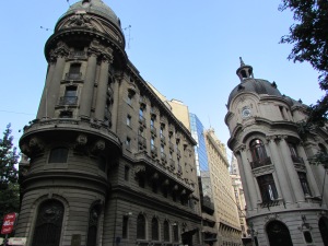 À esquerda, a fachada da Bolsa do Comércio de Santiago, a principal bolsa de valores do Chile (Foto: Eduardo Oliveira)