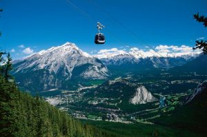 A vista de cima das ricas paisagens é arrebatadora: os turistas podem escolher entre teleférico e bondinho para conhecer as majestosas montanhas bem de perto (Foto: Banff/Divulgação)