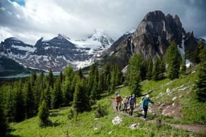 O parque conta com 1.600 quilômetros de trilhas; o difícil é escolher entre caminhar, pedalar, cavalgar, escalar, fotografar, pescar... (Foto: Banff/Divulgação)