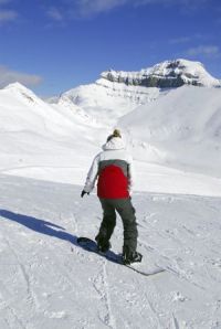 A temporada de esqui, que vai de novembro a maio, é um dos mais longos na América do Norte. Além do esqui tradicional, pode-se praticar o snowboarding, sempre com vista para as grandes montanhas rochosas (Foto: Banff/Divulgação)